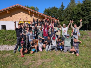 Alle Kinder, Jugendlichen und Leitenden auf einem Gruppenfoto.