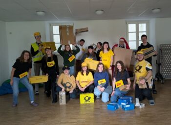 Die Leiterrunde als Postbote verkleidet.